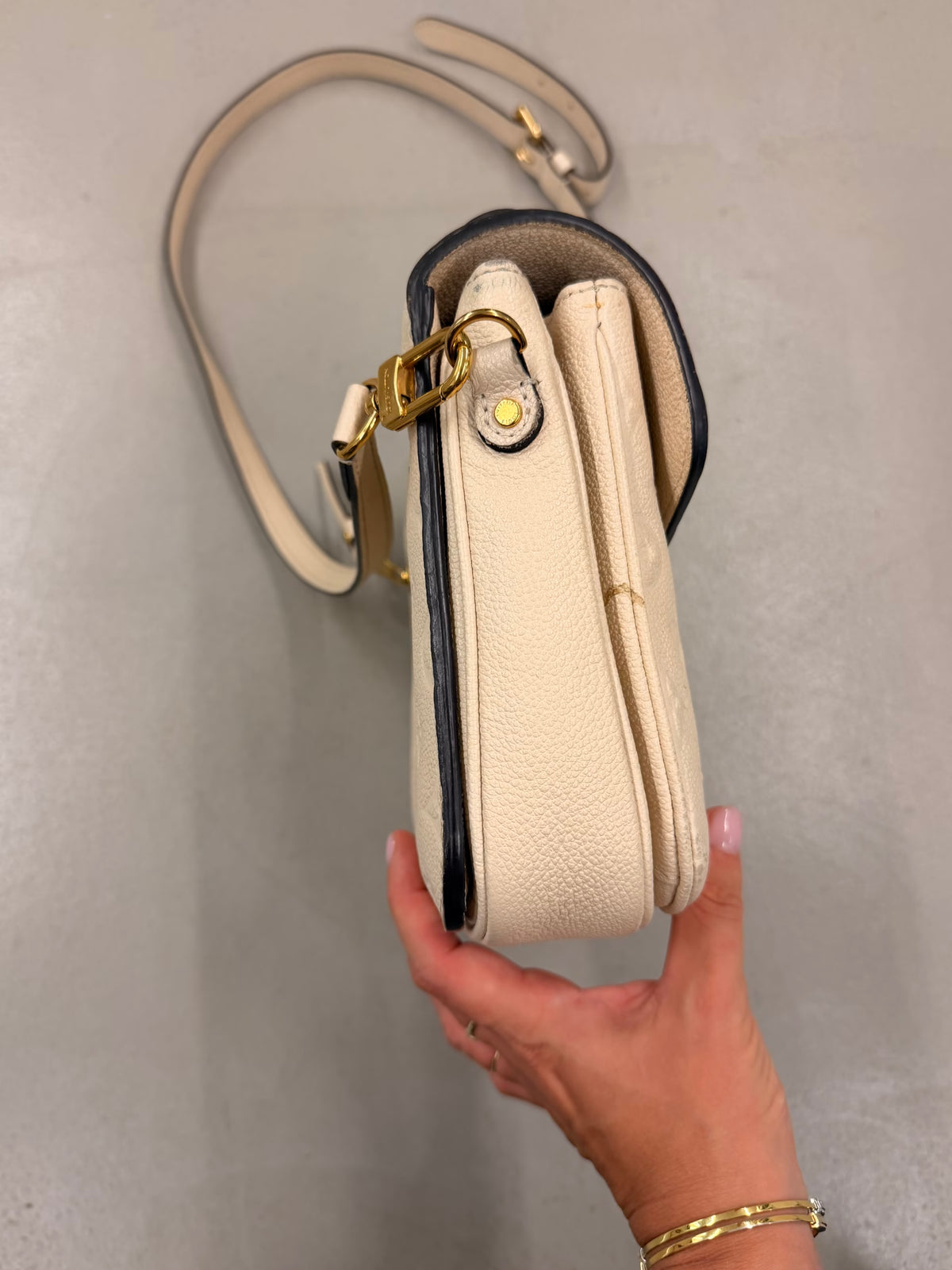 Louis Vuitton Pochette Métis Empreinte Creme