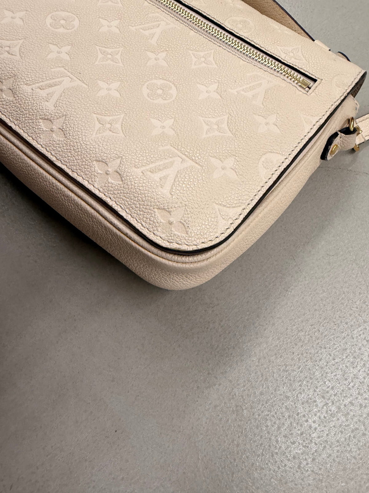 Louis Vuitton Pochette Métis Empreinte Creme
