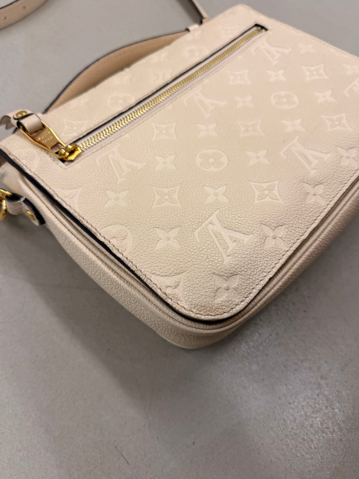 Louis Vuitton Pochette Métis Empreinte Creme