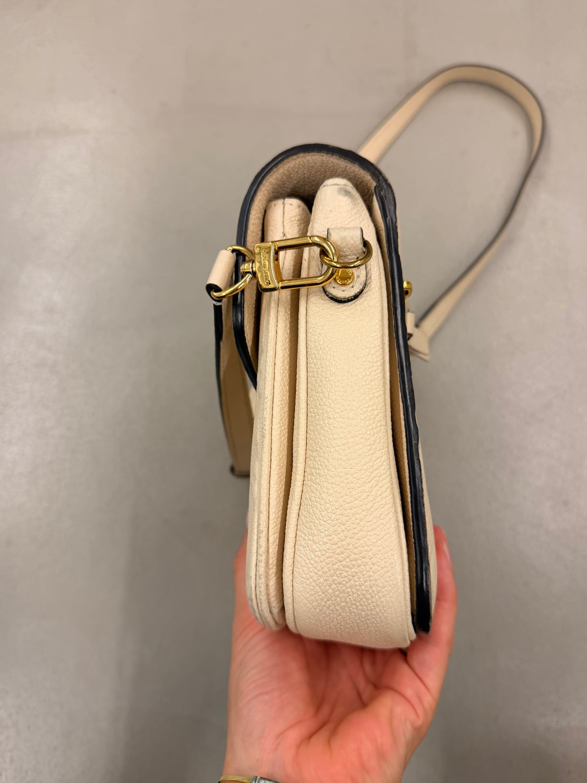 Louis Vuitton Pochette Métis Empreinte Creme