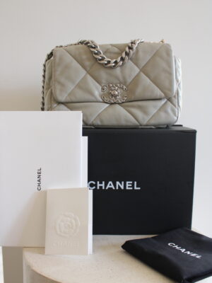 Preloved Chanel 19 bag