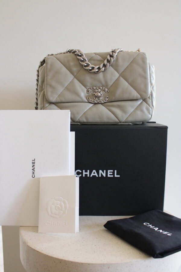 Preloved Chanel 19 bag