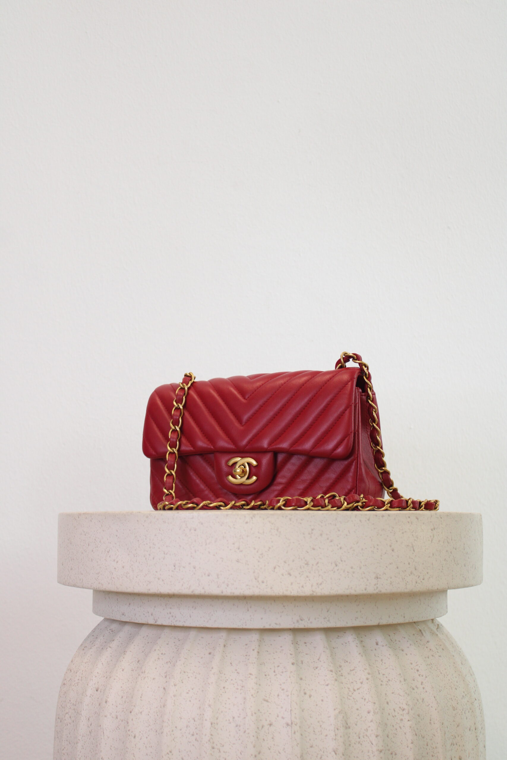 国内発送シャネル パール O ケースレディ Chanel Lion CC Logo Enamel Crystal Pearl Bag Black Jacket