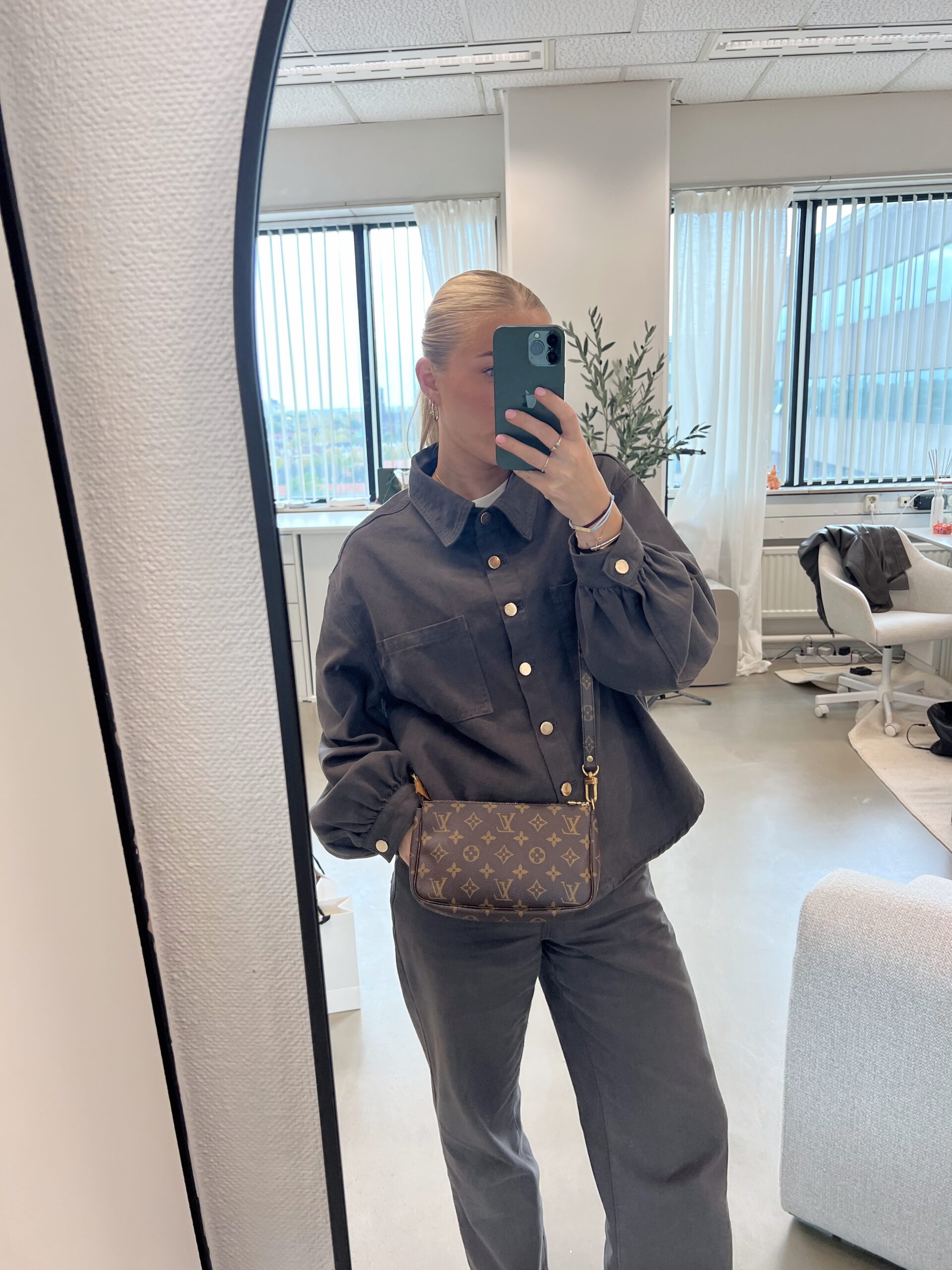 Louis Vuitton Pochette Crossbody - Image 16