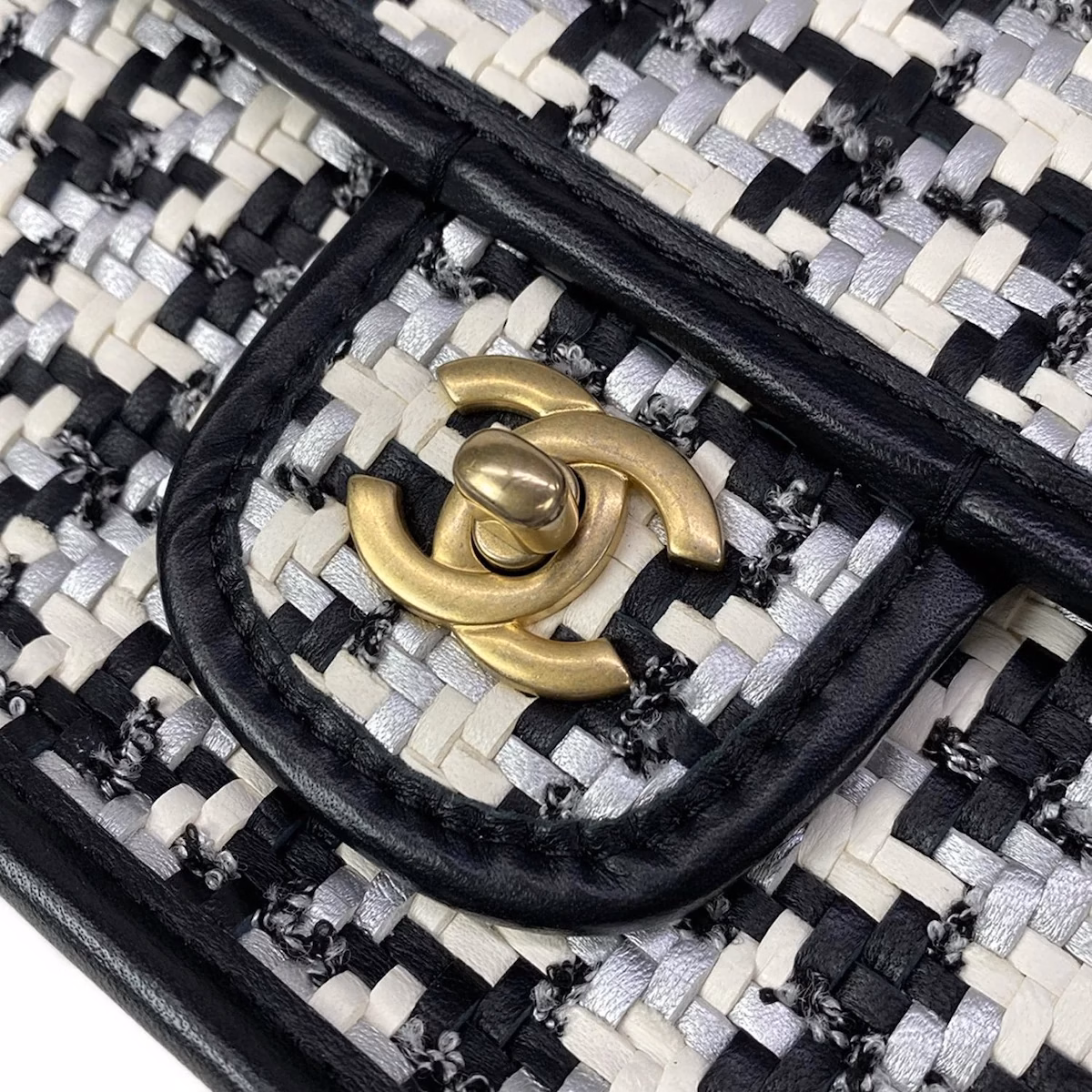 Chanel Single Flap Bag Leather Tweed - Image 16