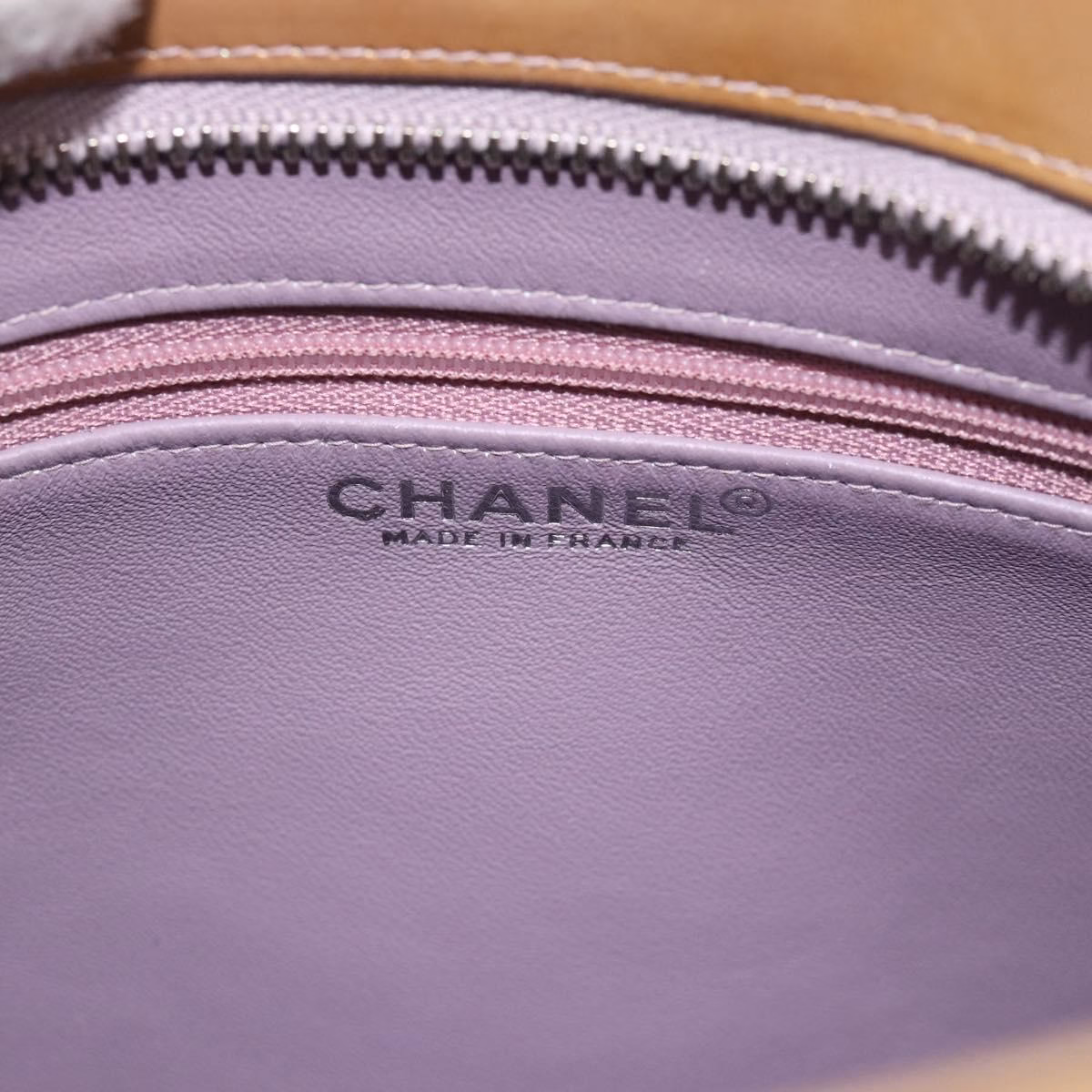 Chanel Patent Medallion Tote bag - Image 16