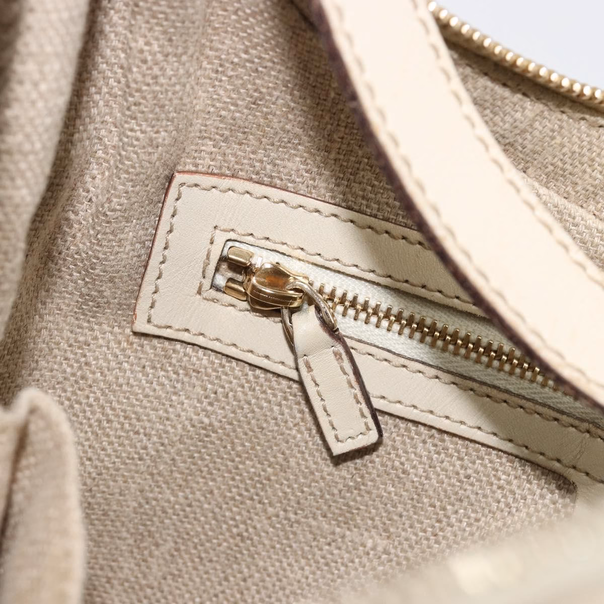 Gucci Canvas Hobo Bag Charmy - Image 15