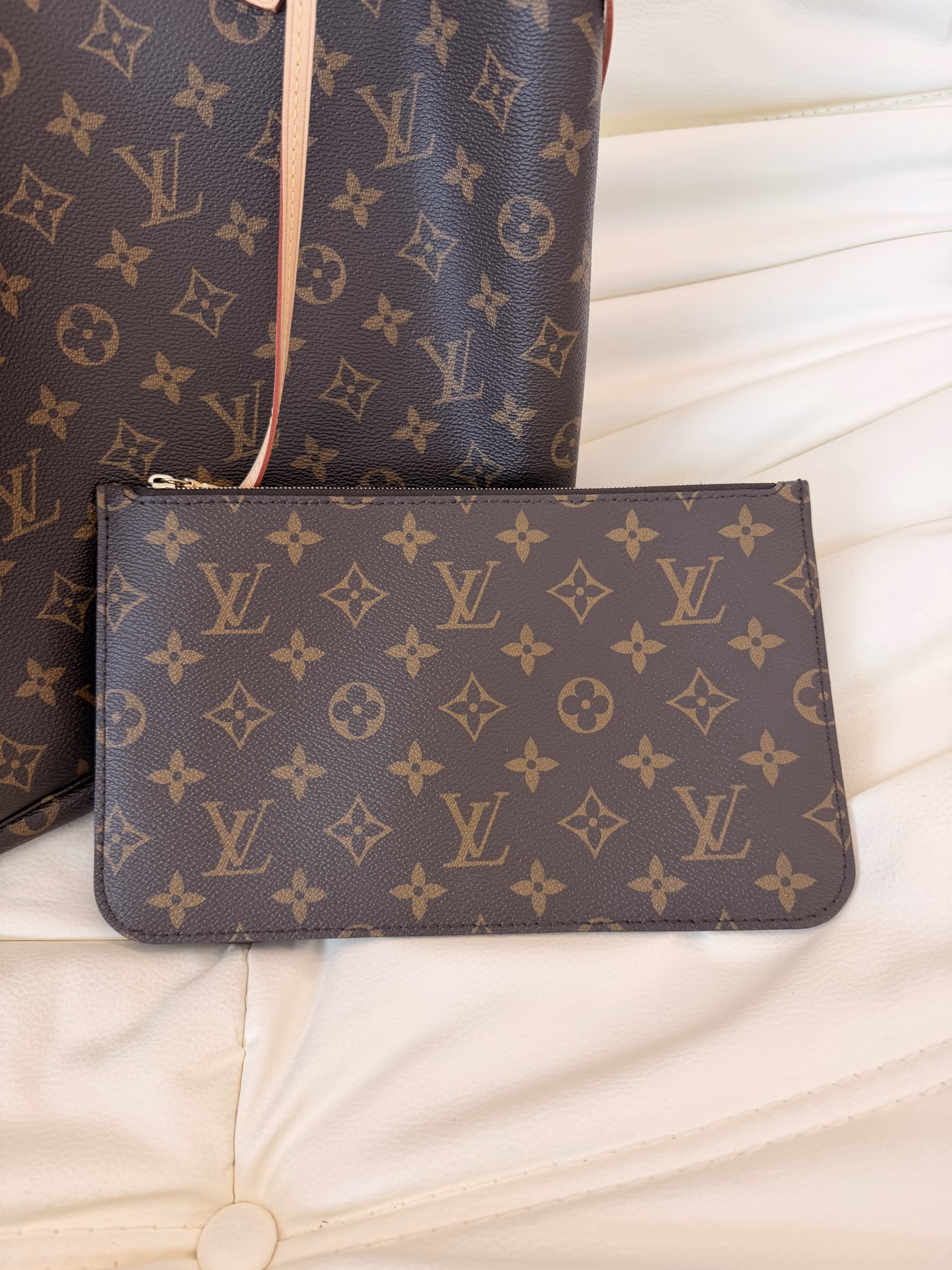Louis Vuitton Neverfull Monogram MM - Image 12